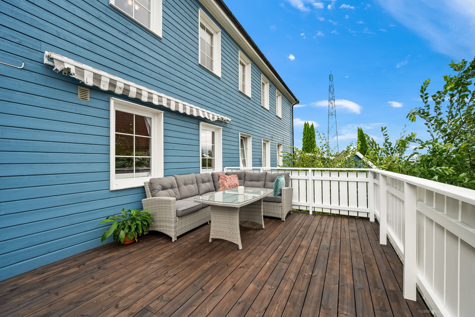 Veranda med markise og utvendig belysning - Ikke byggemeldt veranda Galleribilde