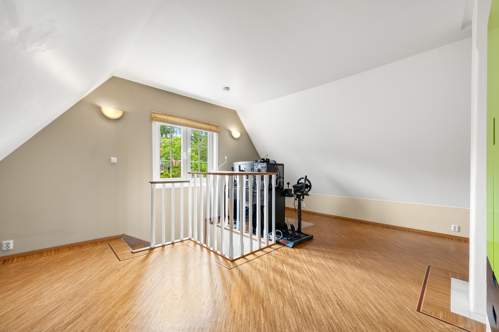 Loftstuen er innredet med kontorplass - Vinduer oppfyller ikke de krav som gjelder for et rømningsvindu jf. tilstandsrapporten Galleribilde