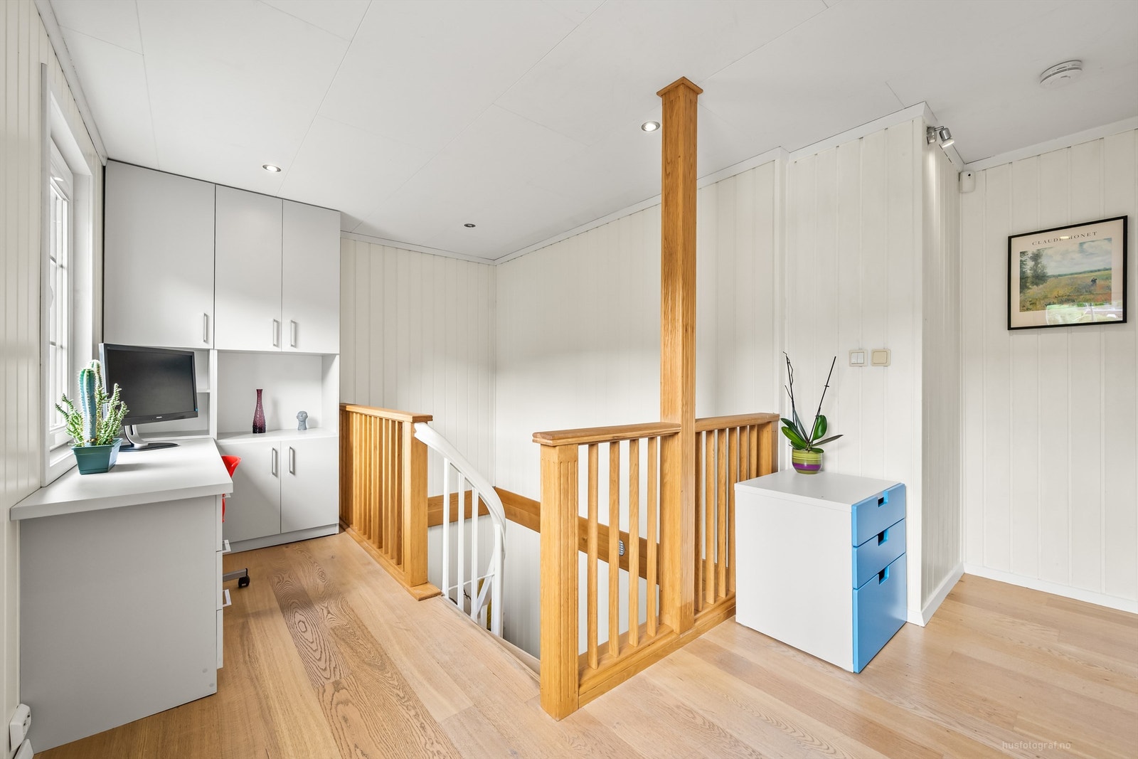 Gang med skapinnredning som har over- og underskap i glatt utførelse Galleribilde