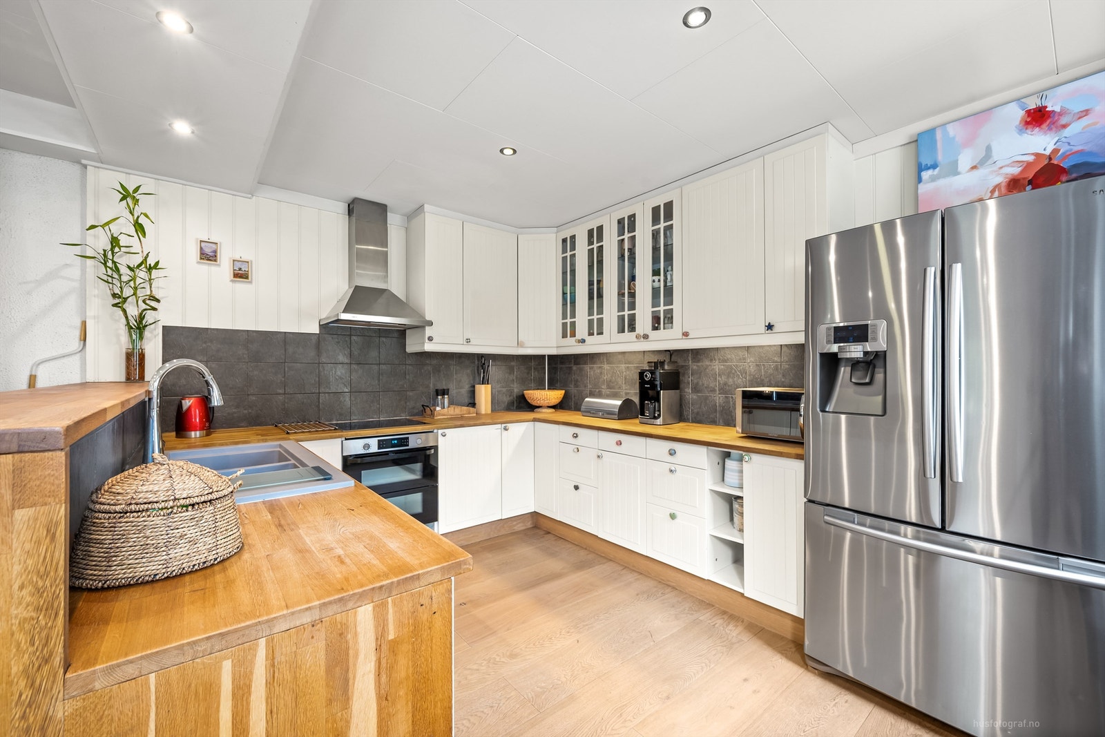 Over- og underskap samt vitrineskap i hvit utførelse Galleribilde