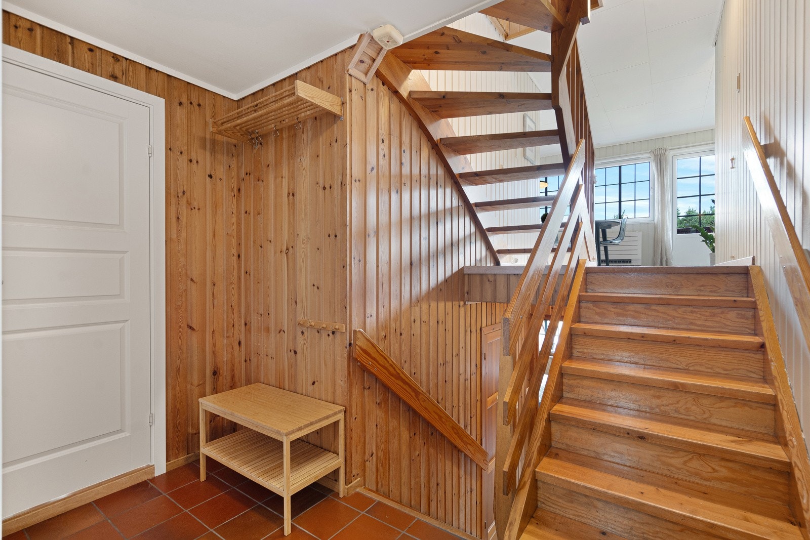 Første etasje består av entre, og boligens nye praktiske bad/vaskerom fra 2024 Galleribilde