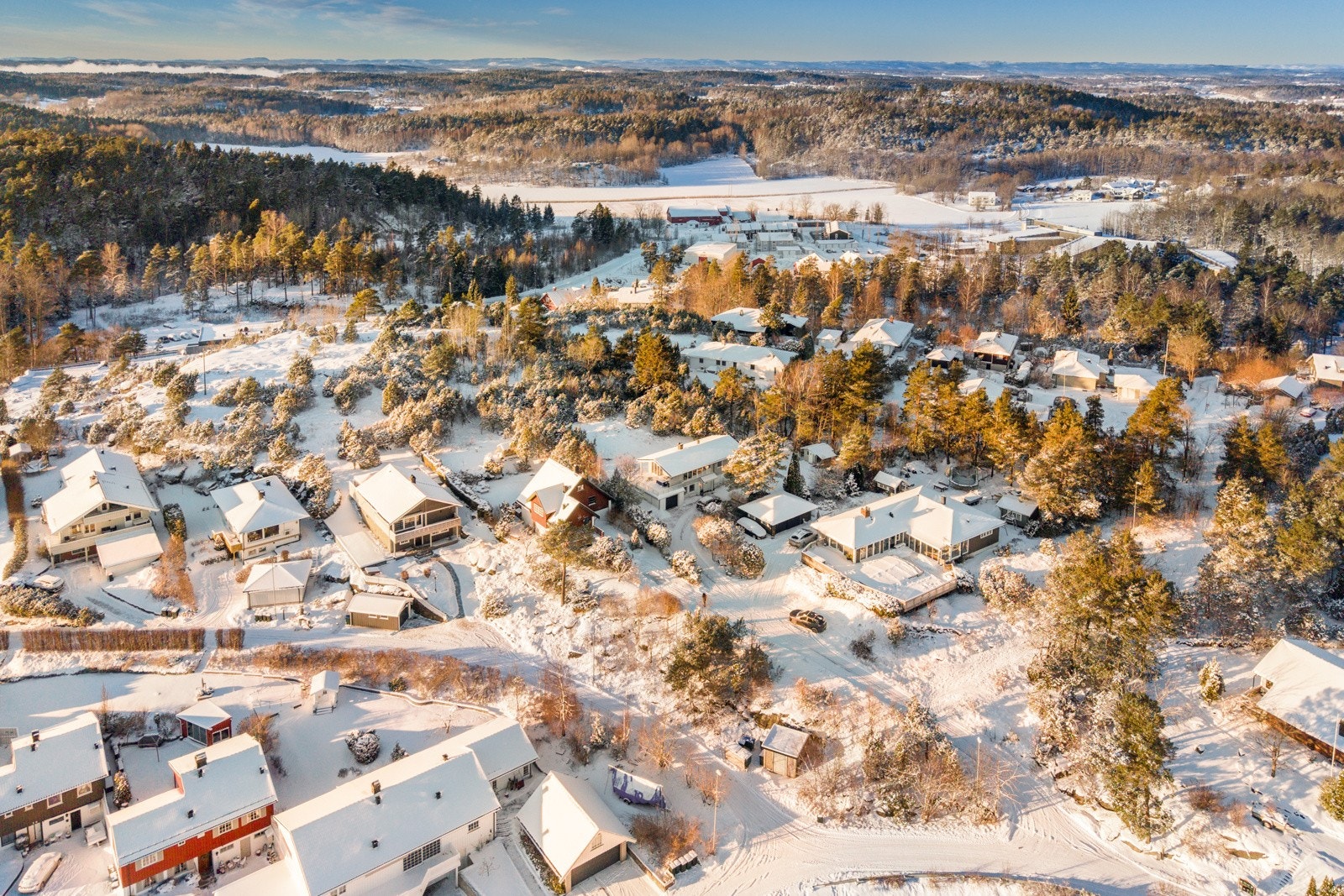Hårkollveien 20 har en attraktiv og fredelig beliggenhet på populære Hårkollen, et område kjent for sin barnevennlighet, gode naboskap og svært lite trafikk. Her bor du høyt og skjermet, med nydelig utsikt og solrike uteplasser som kan nytes fra tidlig mo Galleribilde