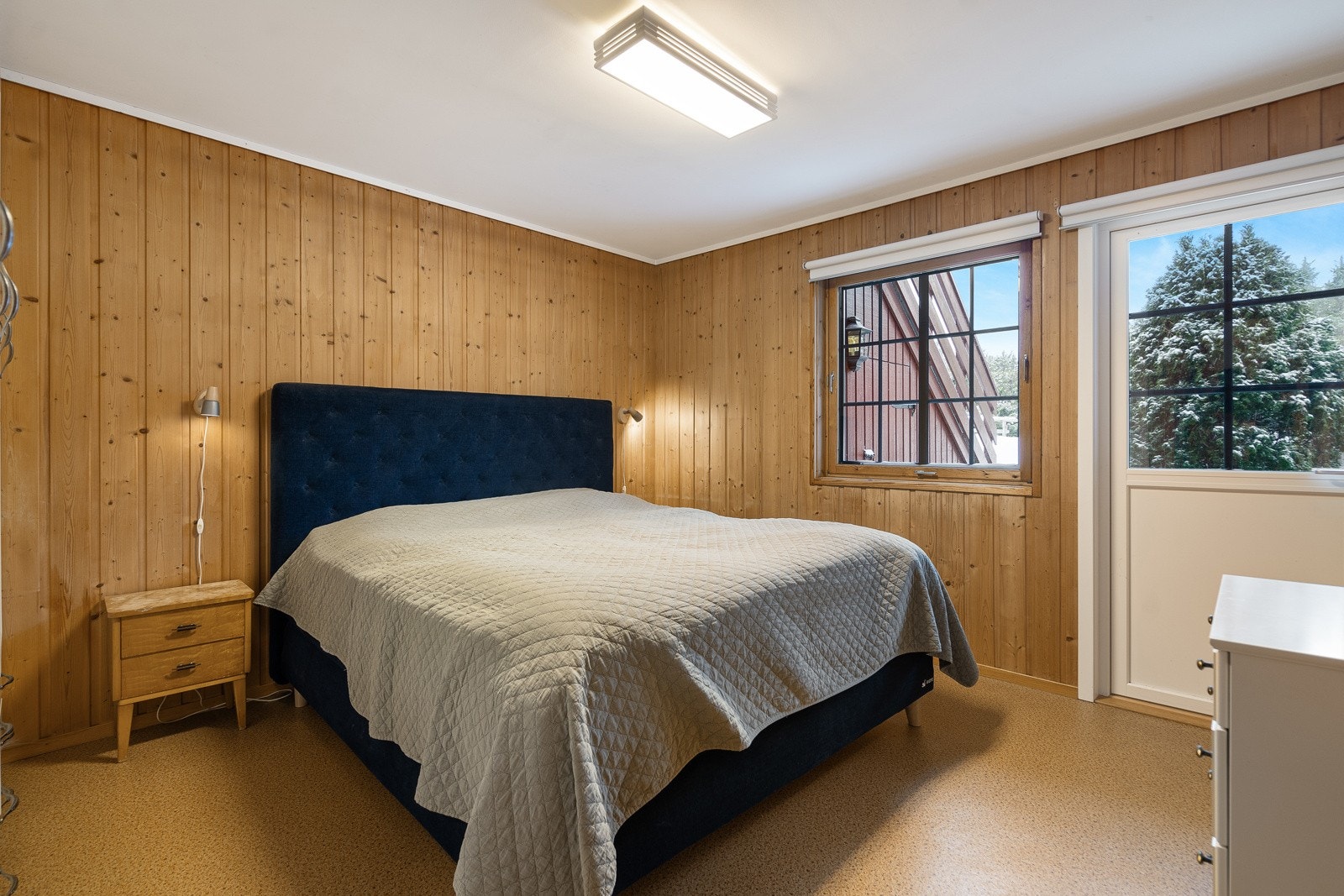 Underetasjen består av tre gode soverom, hvor hovedsoverommet har utgang til flott terrasse, og frodig hage! Galleribilde