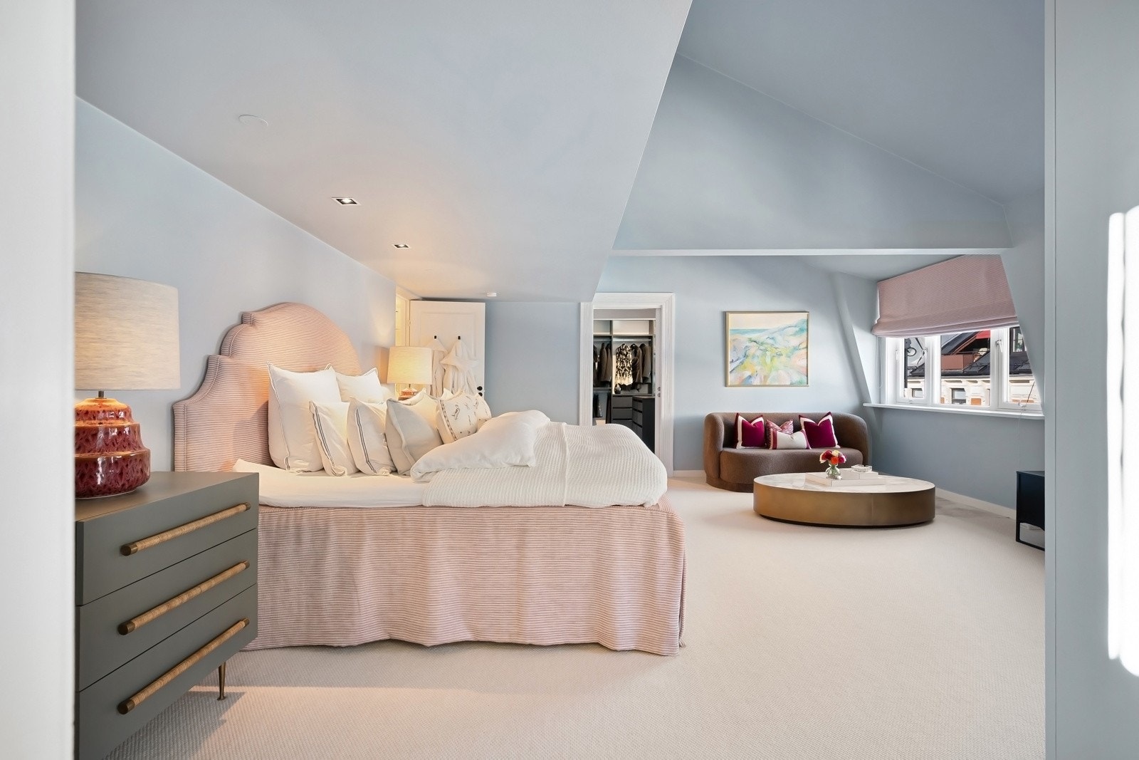 Leilighetens to soverom er bygd som suiter, tilknyttet hvert sitt bad; eksklusiv hotellfølelse i eget hjem. Galleribilde