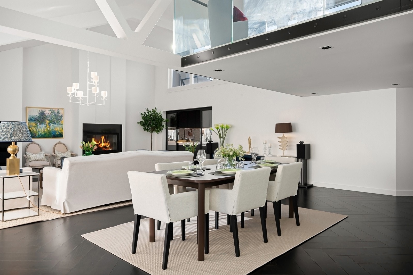 Nydelig, mørkbeiset gulv i enstavs eik, lagt i et klassisk fiskebensmønster. Galleribilde