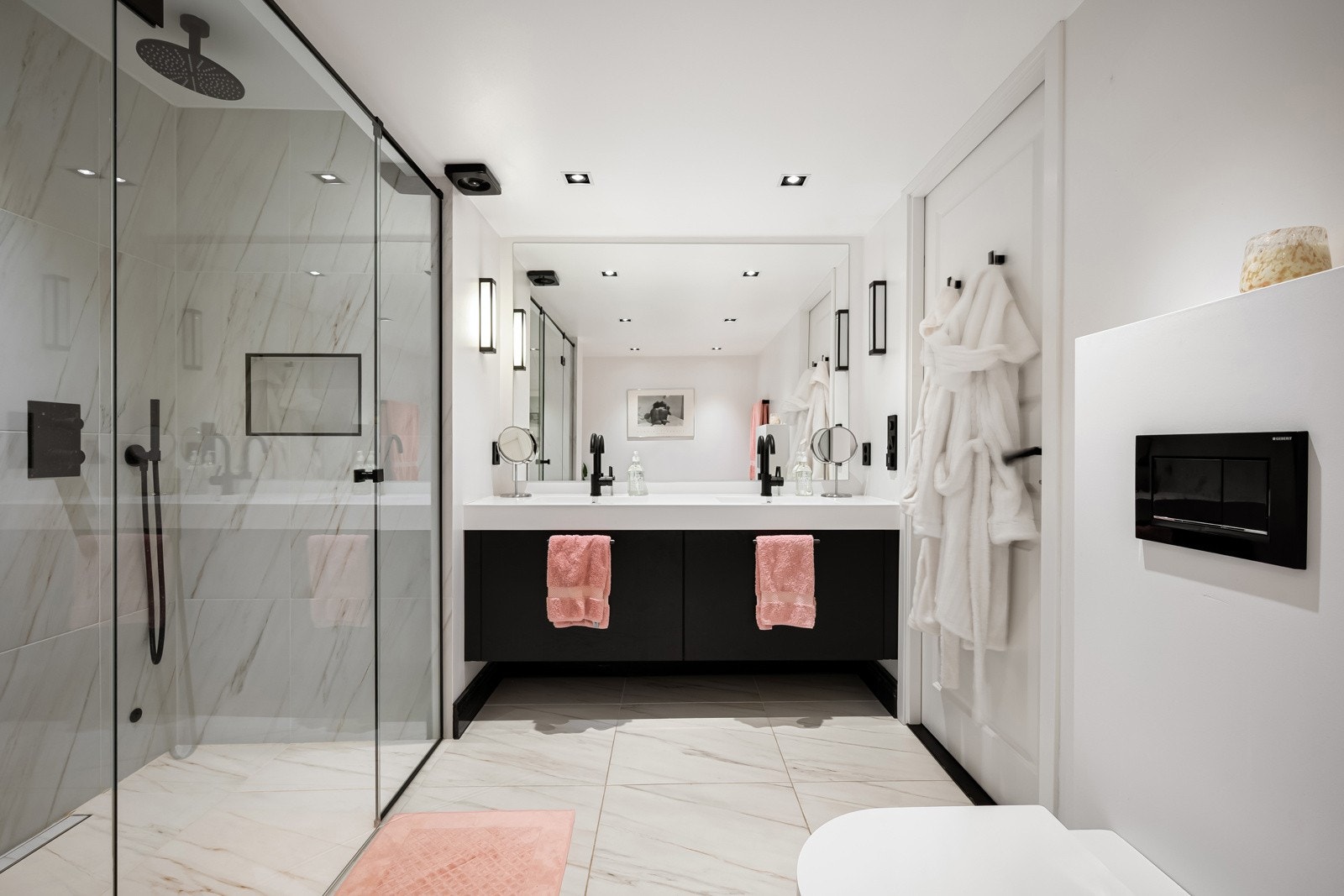 Badet i hovedsuiten er ekstra stort og luksuriøst, som et hjemmespa for ren nytelse. Galleribilde