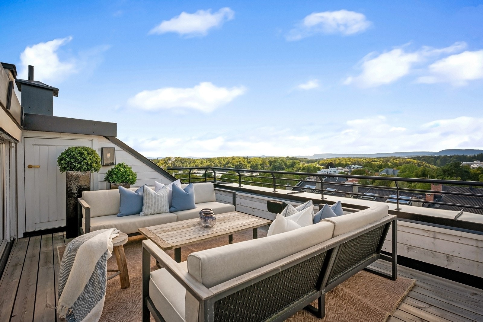 Terrassen ble oppgradert i 2022 av fagfolk, samtidig som bygårdens tak ble fornyet. Galleribilde