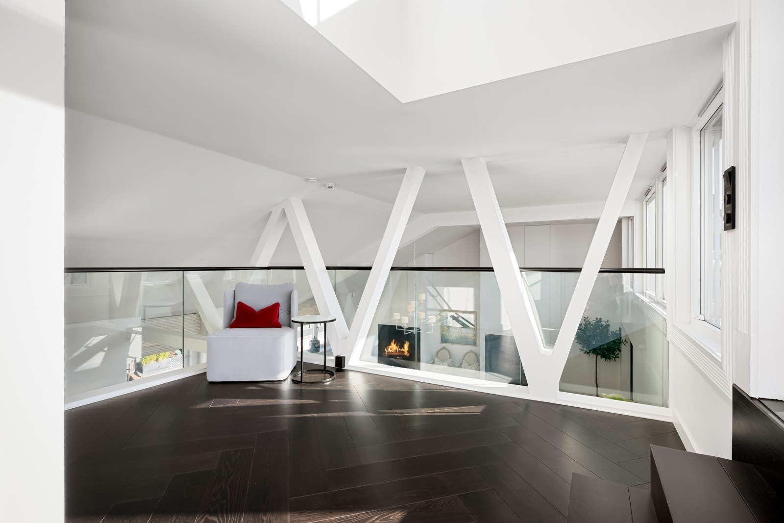 Den åpne mesaninen har samme overflater som stuen, og god plass til godstoler eller lignende. Galleribilde