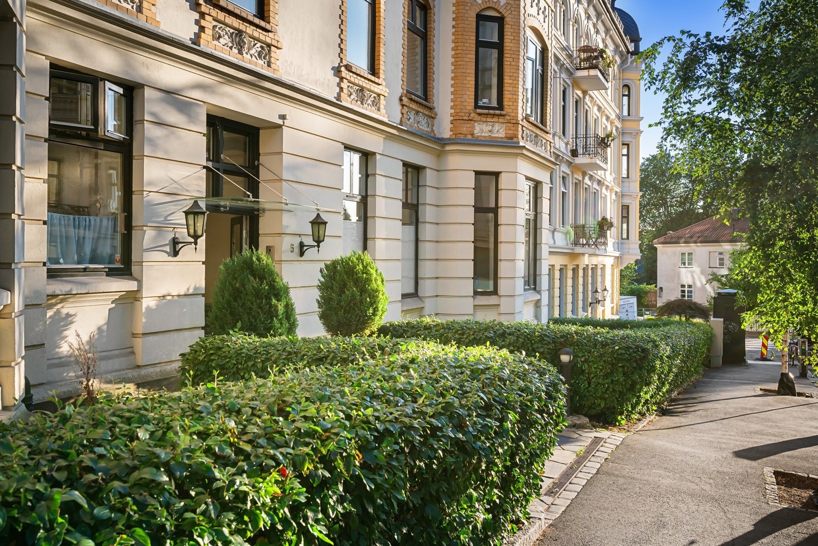 Mot gaten er det anlagt en fin forhage, kantet med lav hekk, og i bakgården er det asfaltert. Galleribilde