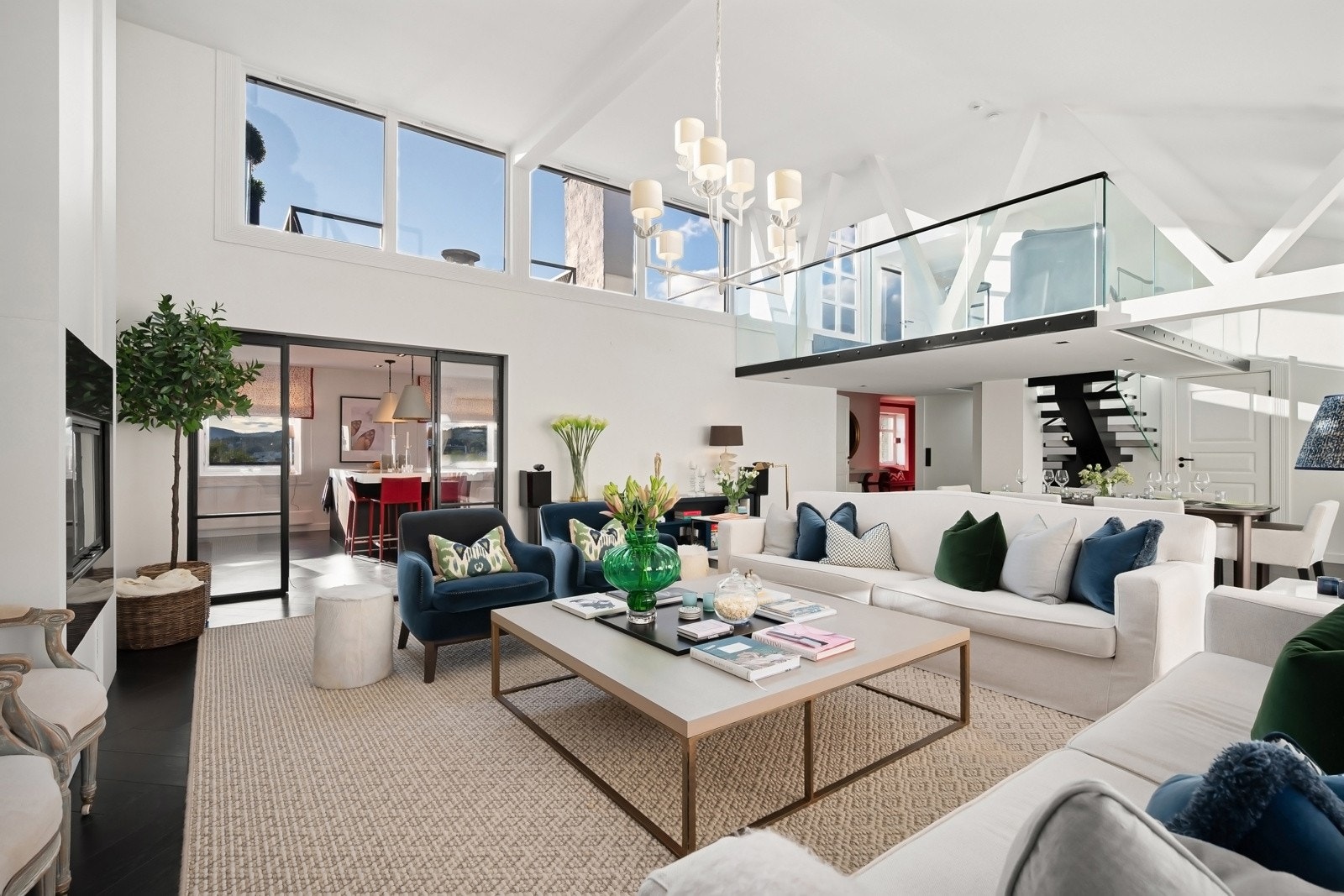 Takhøyden strekker seg til 4 meter under mønet, noe som understreker den lette atmosfæren. Galleribilde