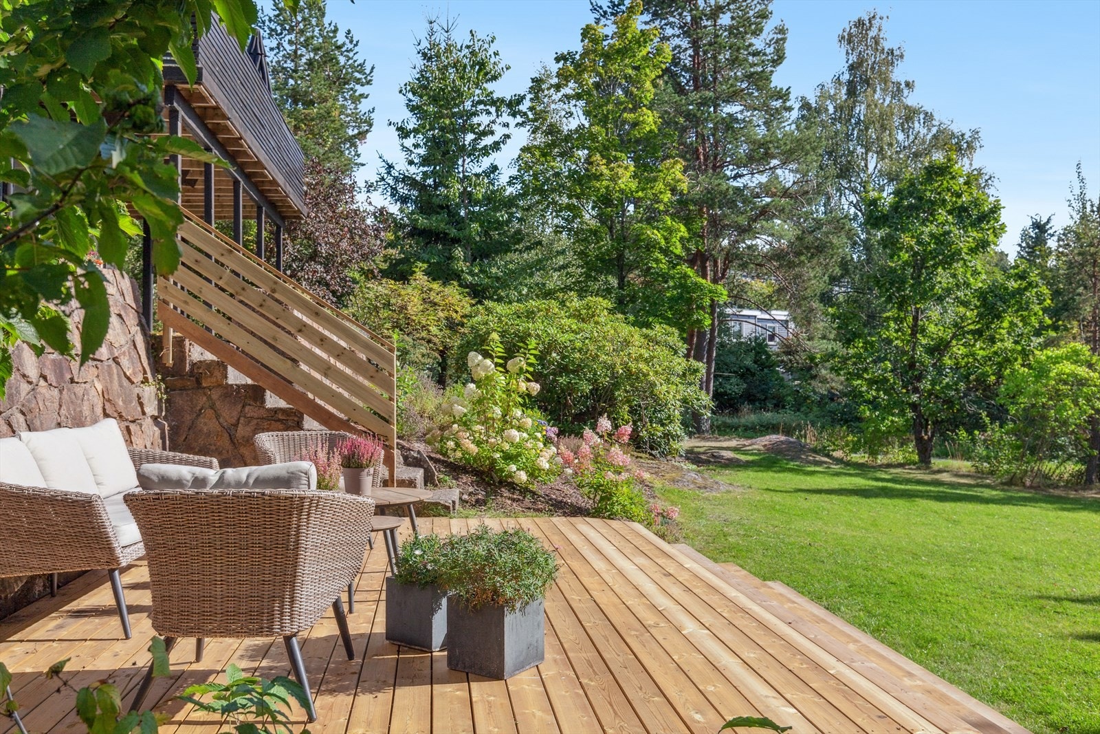 Treplattingen fungerer som et naturlig samlingspunkt, perfekt for hagemøbler og solrike dager! Galleribilde