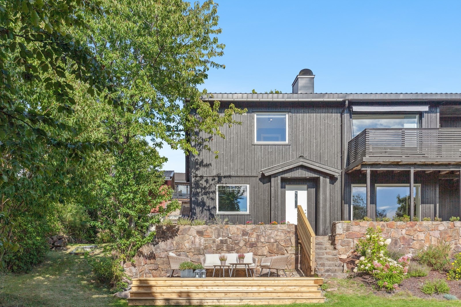 Her finner man hyggelige uteplasser hvor en kan sitte lunt, usjenert og nyte flotte dager. Galleribilde