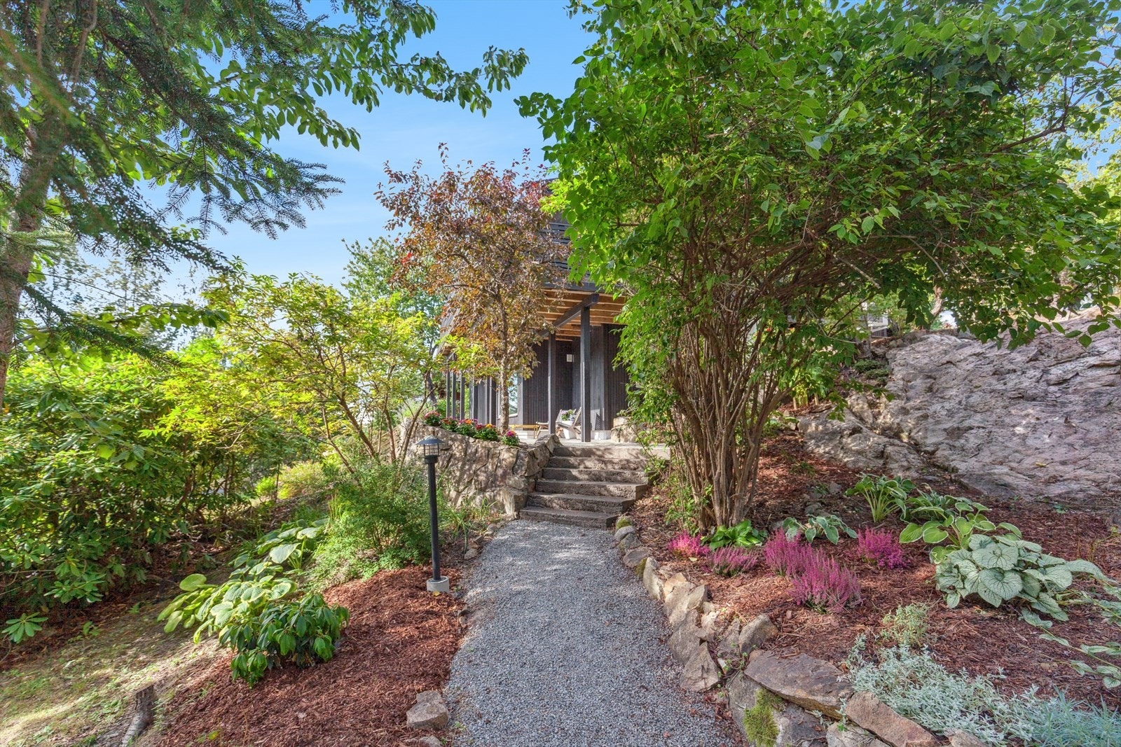 Flott opparbeidet hage med sti, trapp og blomsterbed. Galleribilde