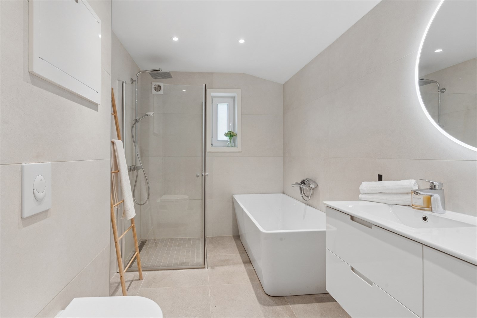 Lekkert helfliset bad fra 2019. Gulvvarme. Rommet har baderomsinnredning med servant og bl. batteri, speil, lys, dusjhjørne med glassdører, badekar og vegghengt toalett. Sanitærutstyr og innredning fra 2019. Elektronisk styrt vifte fra våtrom. Galleribilde