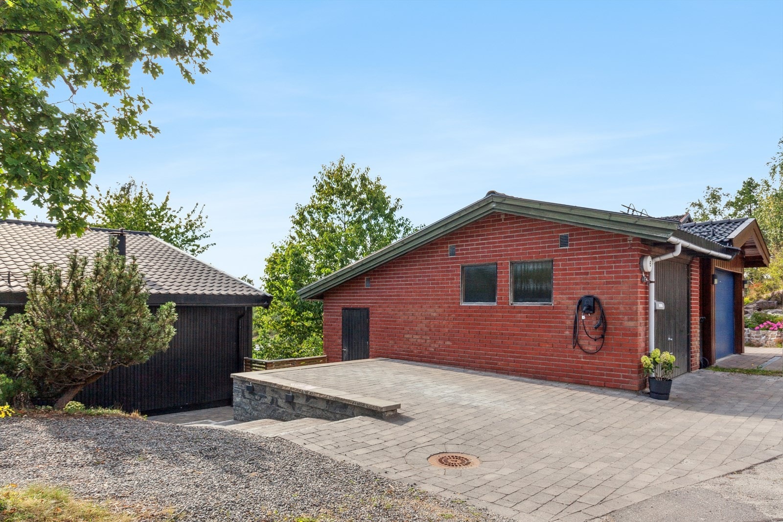 Garasje - Manuell port. Innlagt strøm. Elbil-lader. Bod i bakkant med utvendig adkomst. Kjeller under garasjen. Galleribilde