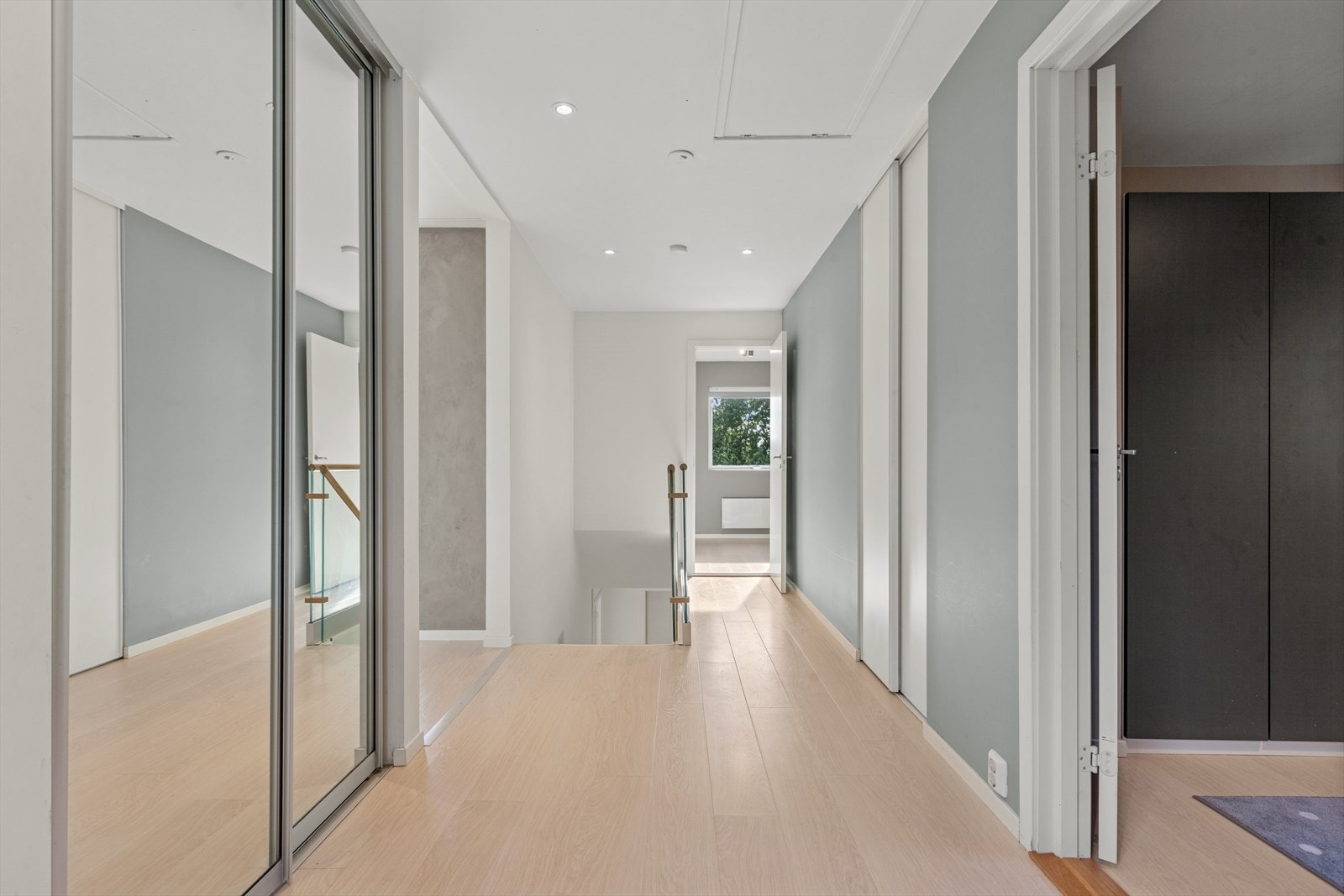 Luftig gang/trapperom som ønsker deg velkommen inn! Galleribilde