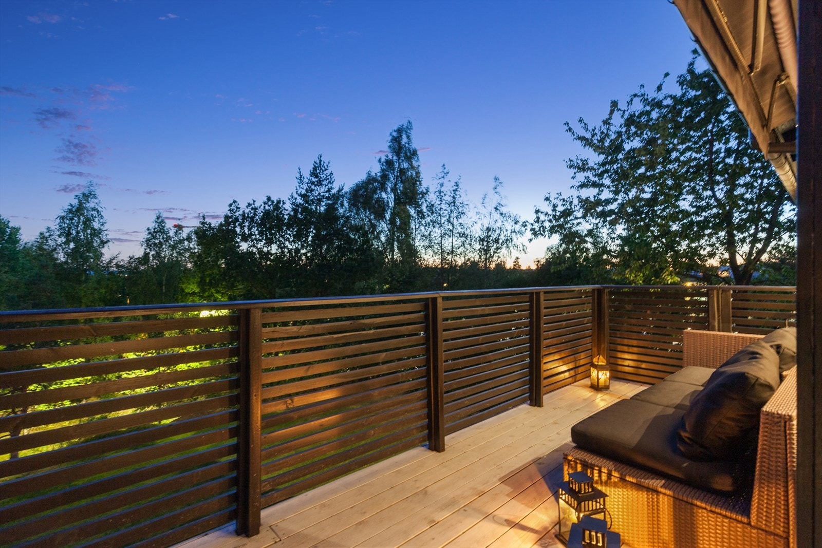 Kveldsstemning på terrassen. Galleribilde