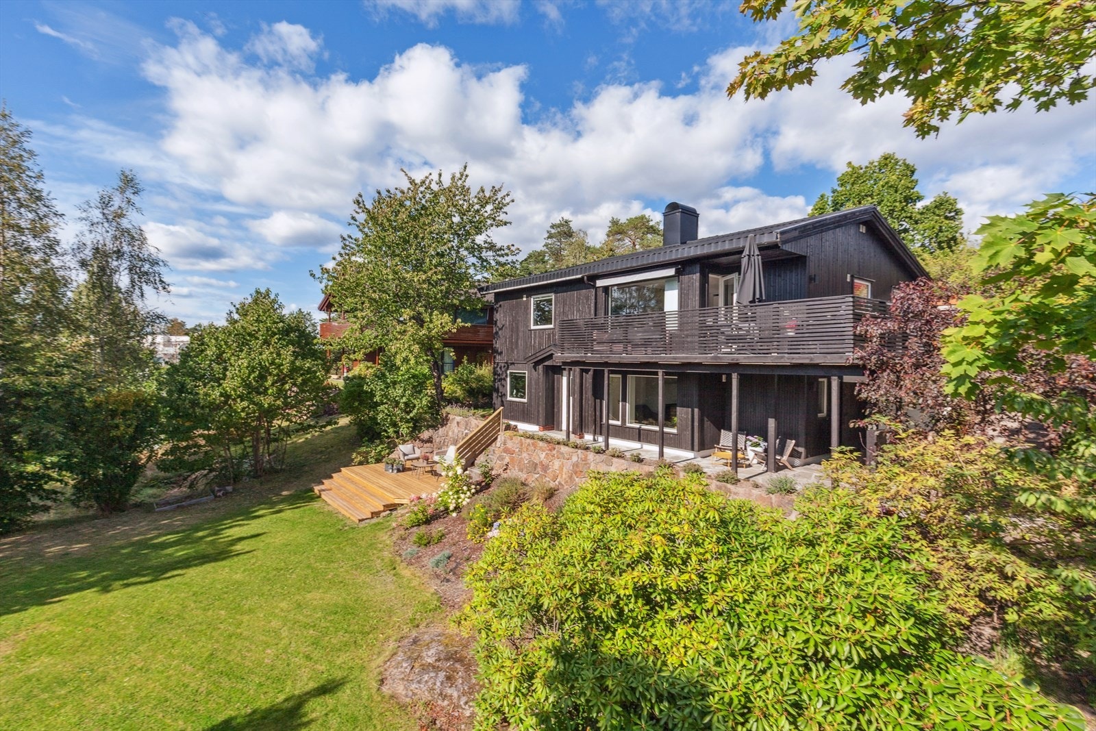 DNB Eiendom v/Nina Bøe har gleden av å presentere Bjørnemyrsvingen 6 - En kjekk, ivaretatt familiebolig som byr på høy trivselsfaktor for hele familien. Rolig beliggenhet med alt store og små trenger for å bo godt. Galleribilde