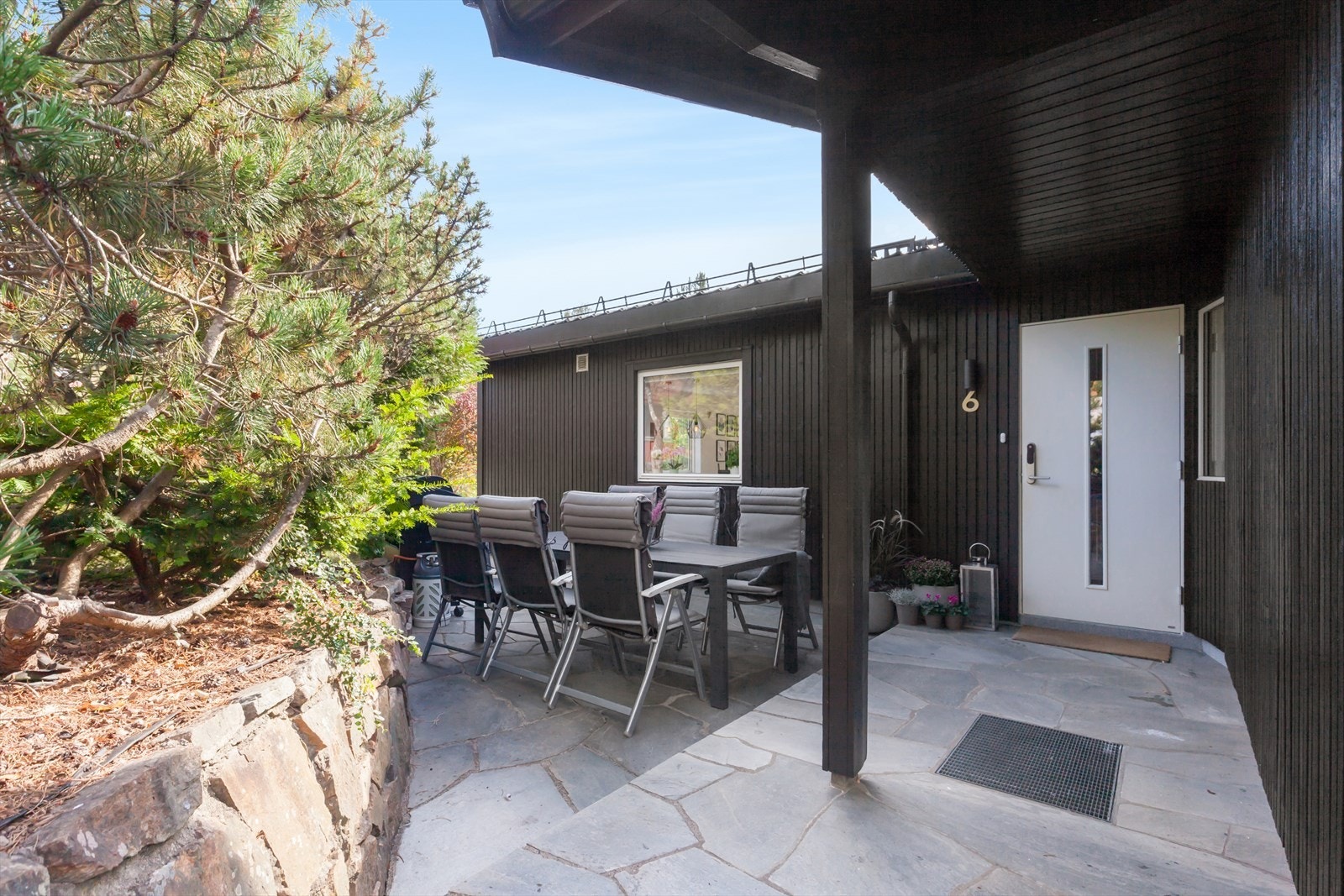 Pent og velstelt inngangsparti - Skiferbelagt uteområde, her nytes morgenkaffen! Galleribilde