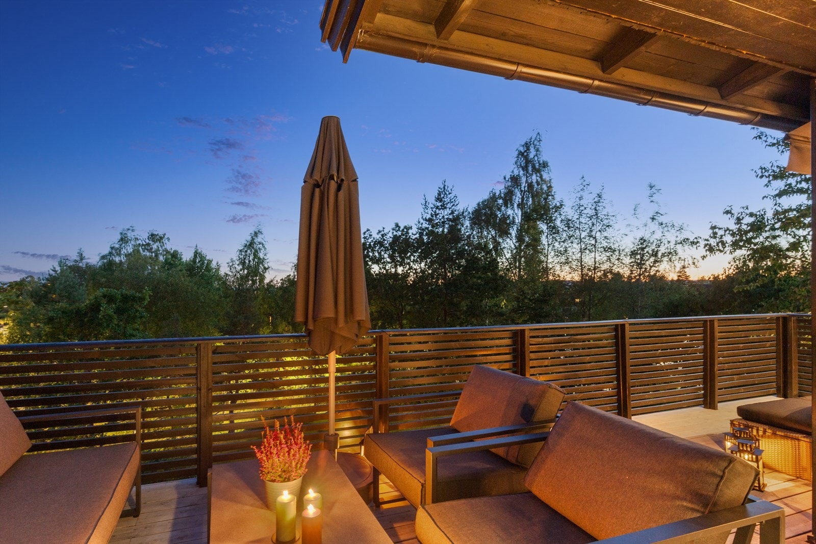 Kveldsstemning på terrassen. Galleribilde