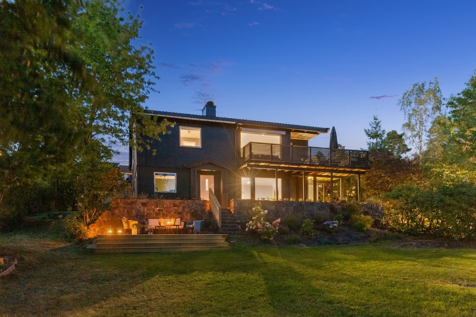 Kveldsstemning i hagen. Galleribilde