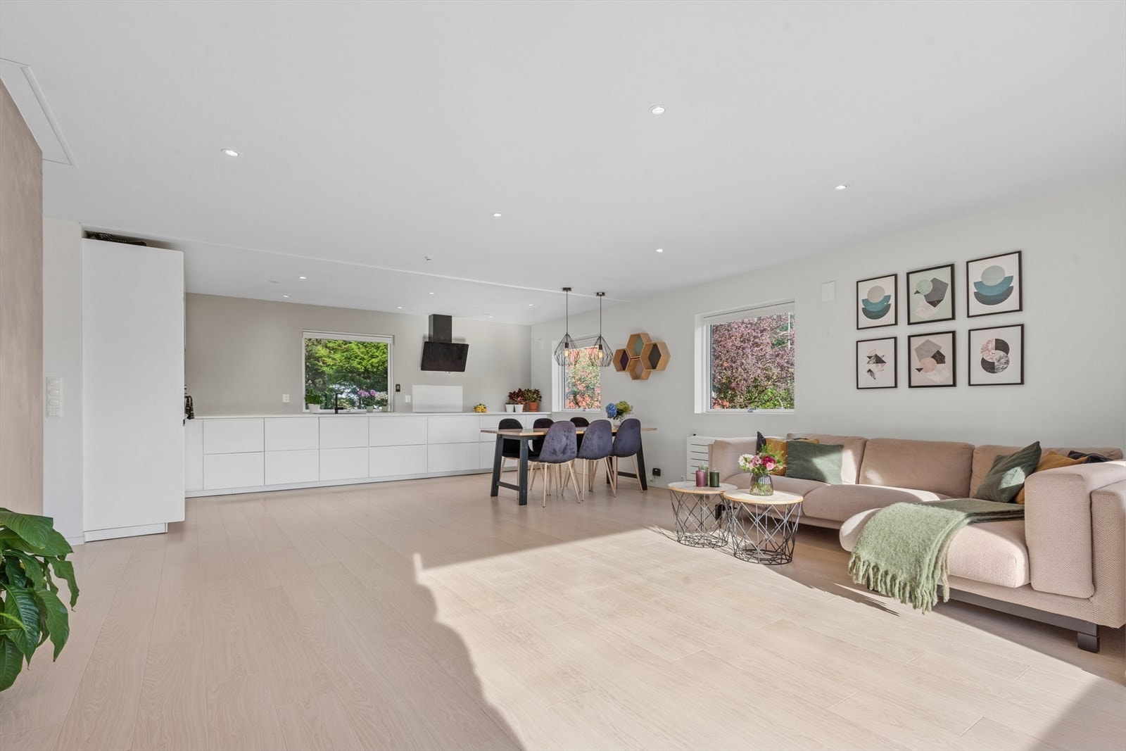 Åpen stue- og kjøkkenløsning, dette gir en god romfølelse. Et rom for avkobling og hygge! Galleribilde