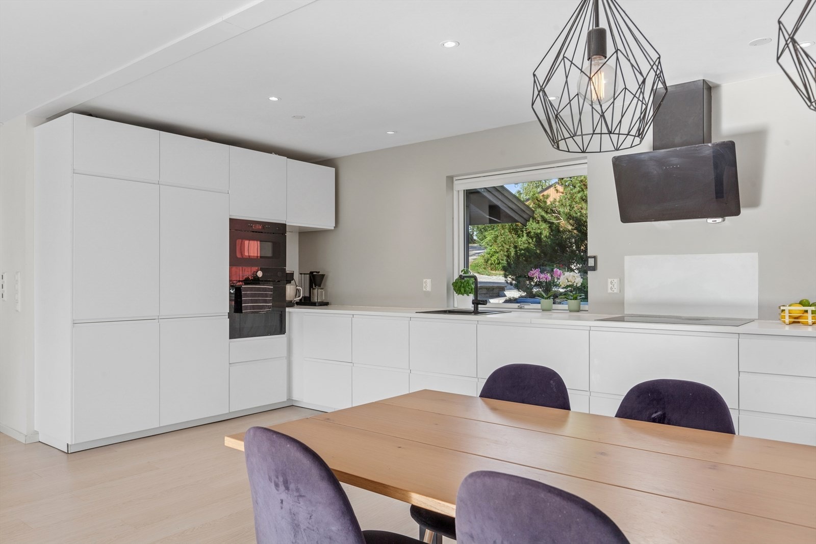 Godt utbygget med skap- og benkeplass. Romslig spiseplass - Her inviteres det til en rolig kopp med morgenkaffe - Eller en rask matbit til folk på farten. Kjøkkenet er innredet slik at matlagingen forenes med sosialt samvær. Galleribilde