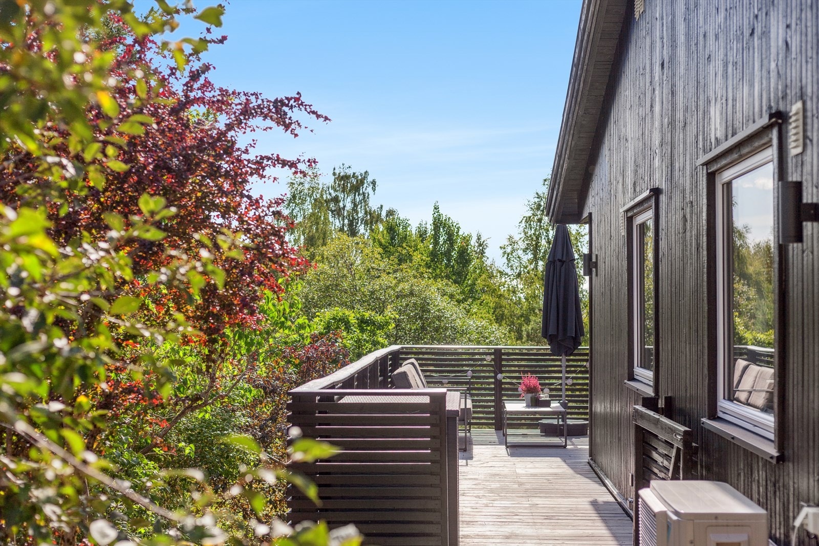 Her har du usjenerte uteplasser omkranset av trær svært sentral på Bjørnemyr. Galleribilde