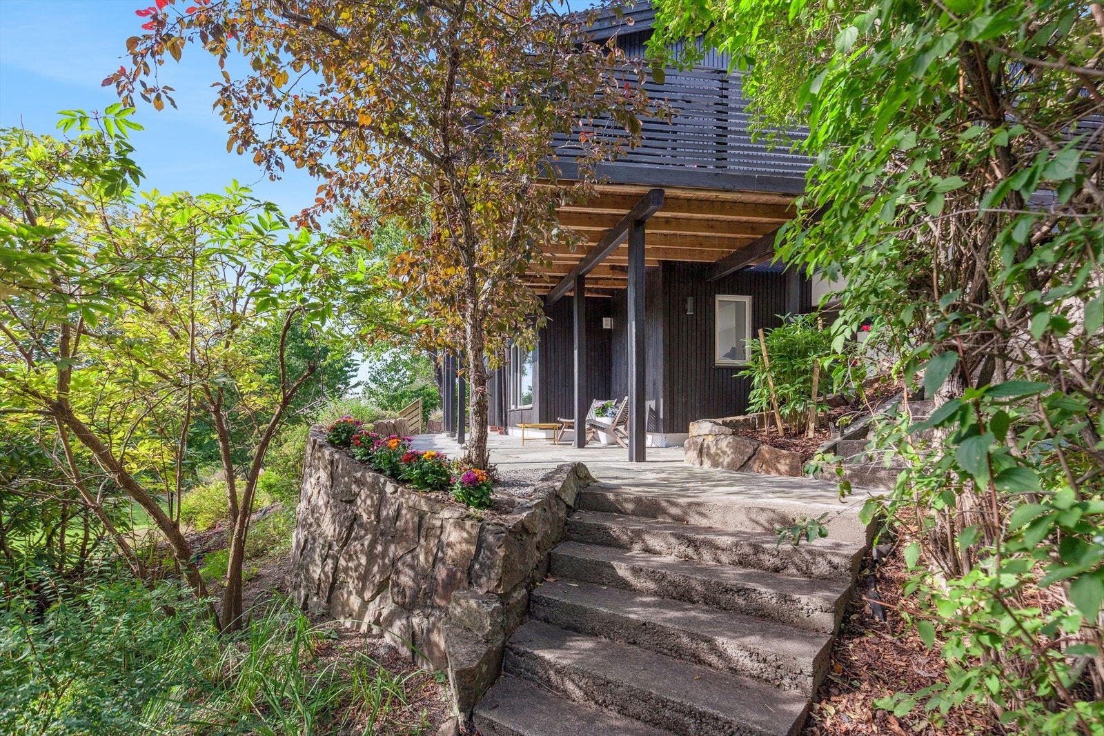 Hagen inneholder eple, plomme og kirsebærtrær, syriner, samt andre vakre trær. Galleribilde