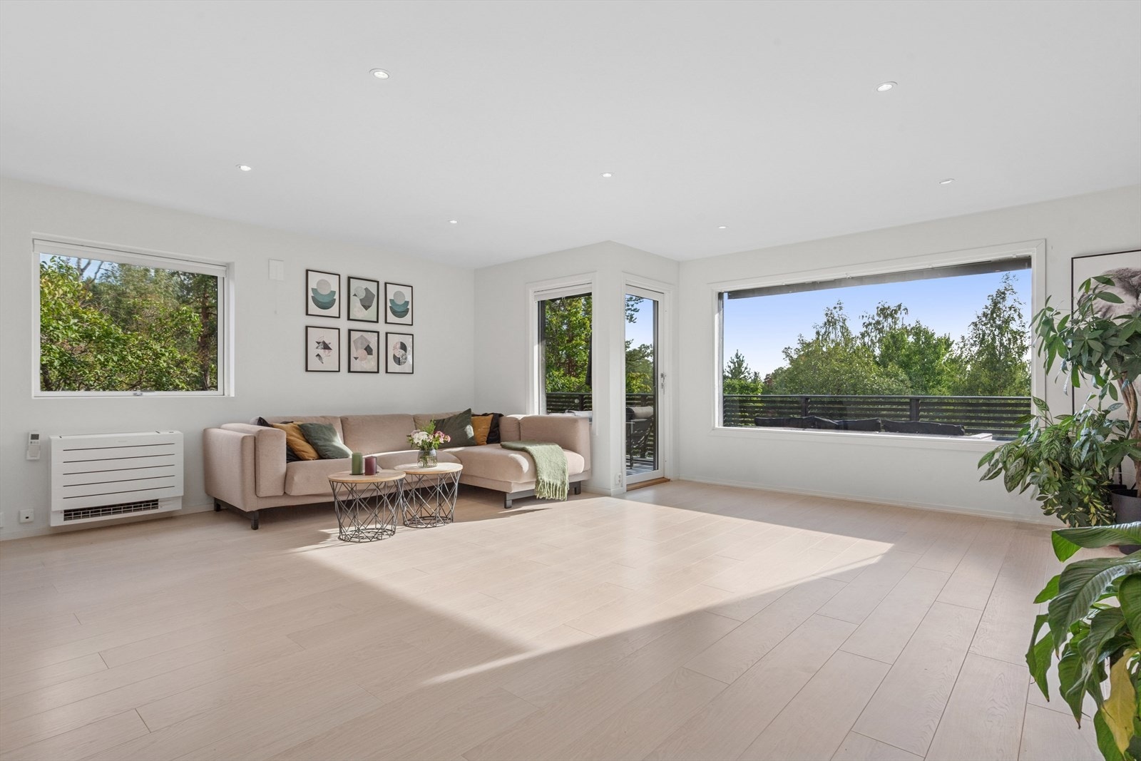 Lys og meget romslig stue med gode innredningsmuligheter til sofagruppe og tv-møblement. Varmepumpe fra 2022. Galleribilde