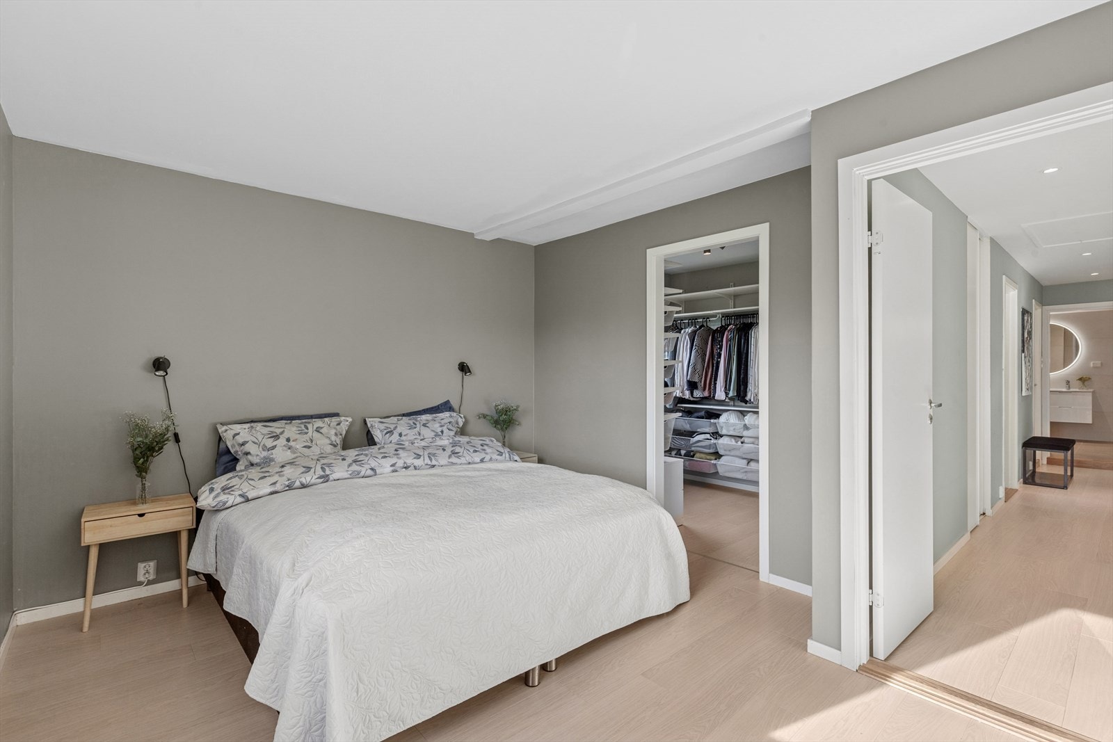 Etasjen har 2(3) soverom av god størrelse. Her ser vi hovedsoverommet som har plass til dobbeltseng og nattbord. Direkte adkomst til walk-in-closet, rommet kan enkelt gjøres om til ett ekstra soverom ihht godkjente tegninger. Galleribilde