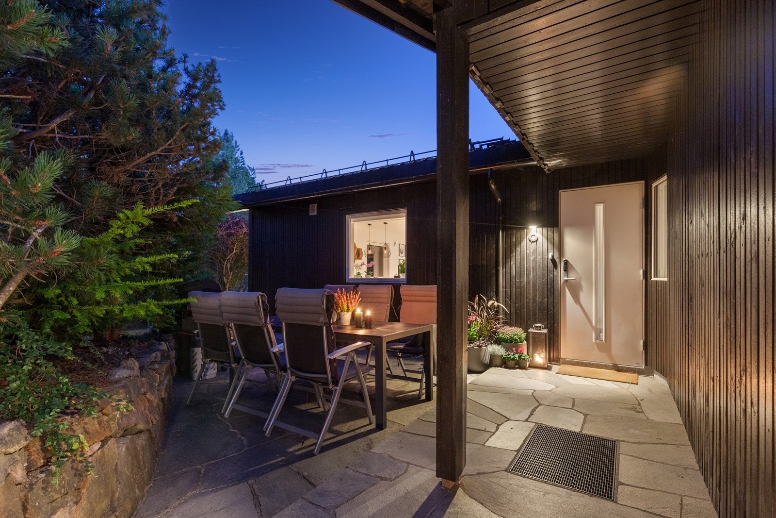 Plass til sittegruppe i tilknytning til kjøkkenet for hyggelige måltider. Galleribilde