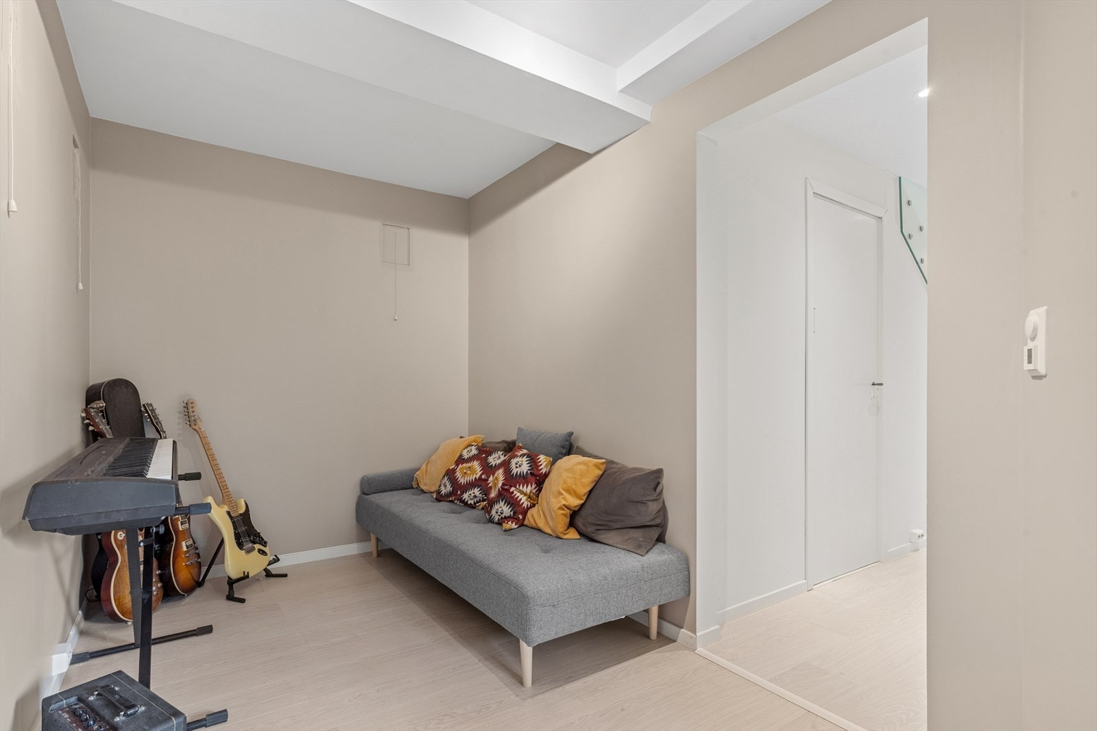 Rom i tilknytning til kontor som benyttes som husets tredje stue idag. Galleribilde