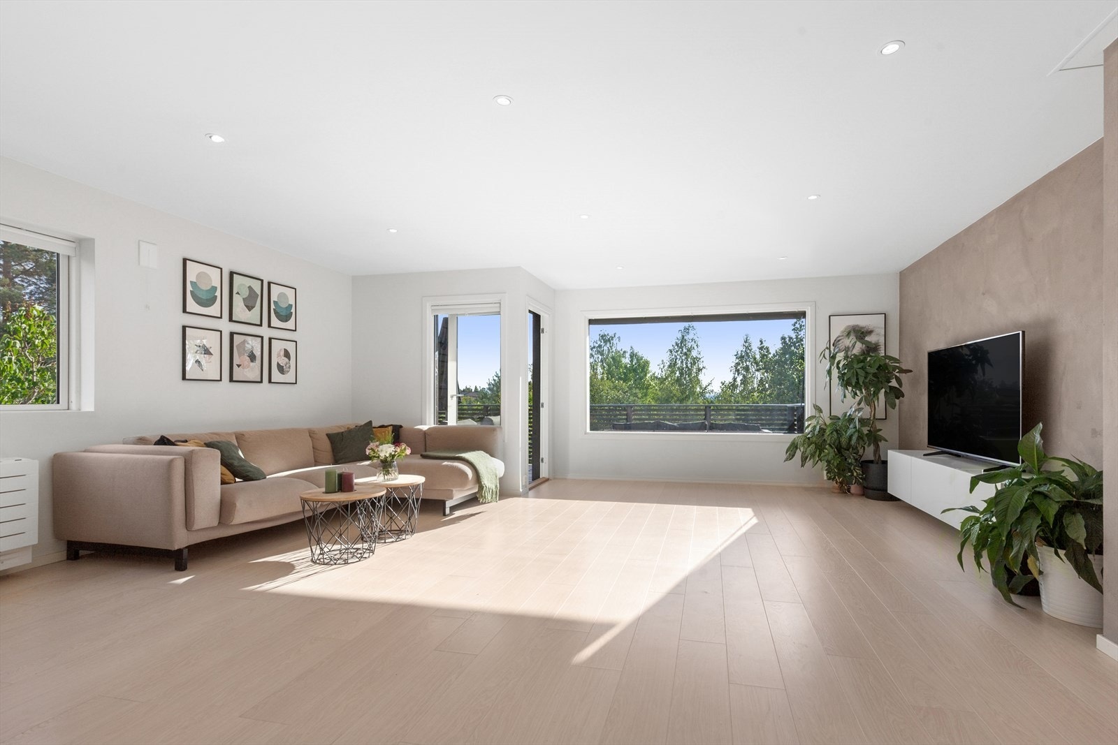 Store vindusflater som lar dagslyset flyte fritt. Sjøglimt og fin utsikt over hagen. Galleribilde