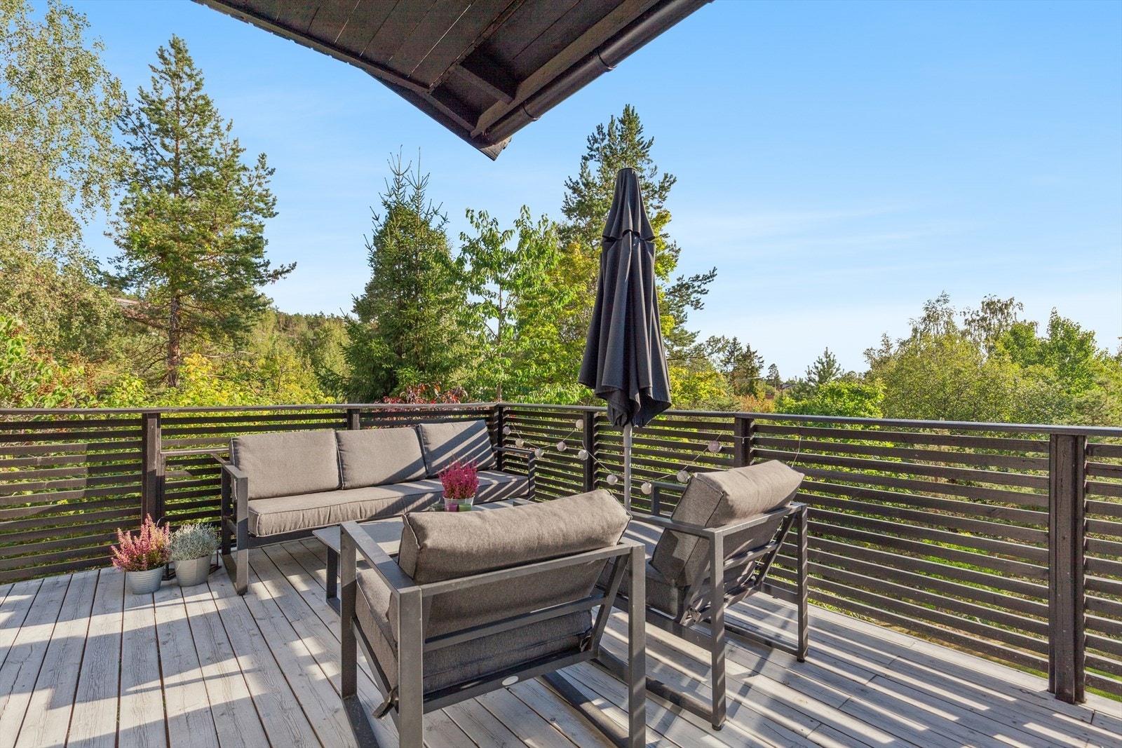 Fra stuen er det utgang til herlig terrasse. Galleribilde