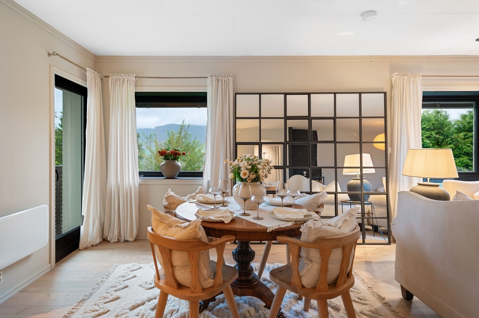 Fra stue/spisestue er det utgang til en romslig veranda. Galleribilde