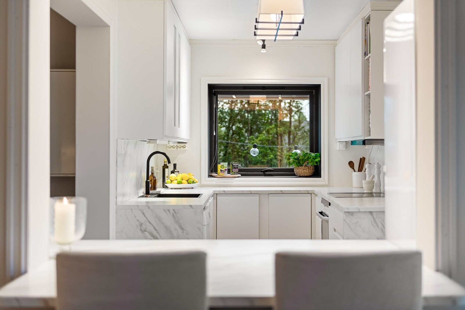 Kjøkkenøyen binder rommet sammen, og skaper god flyt og et sosialt samlingspunkt. Galleribilde