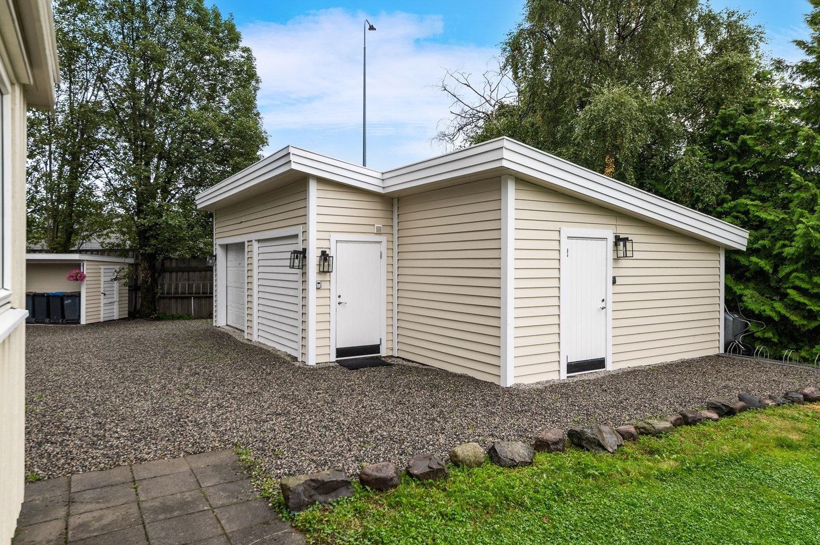 Garasje, tilhørende bod og søppelskur. Galleribilde