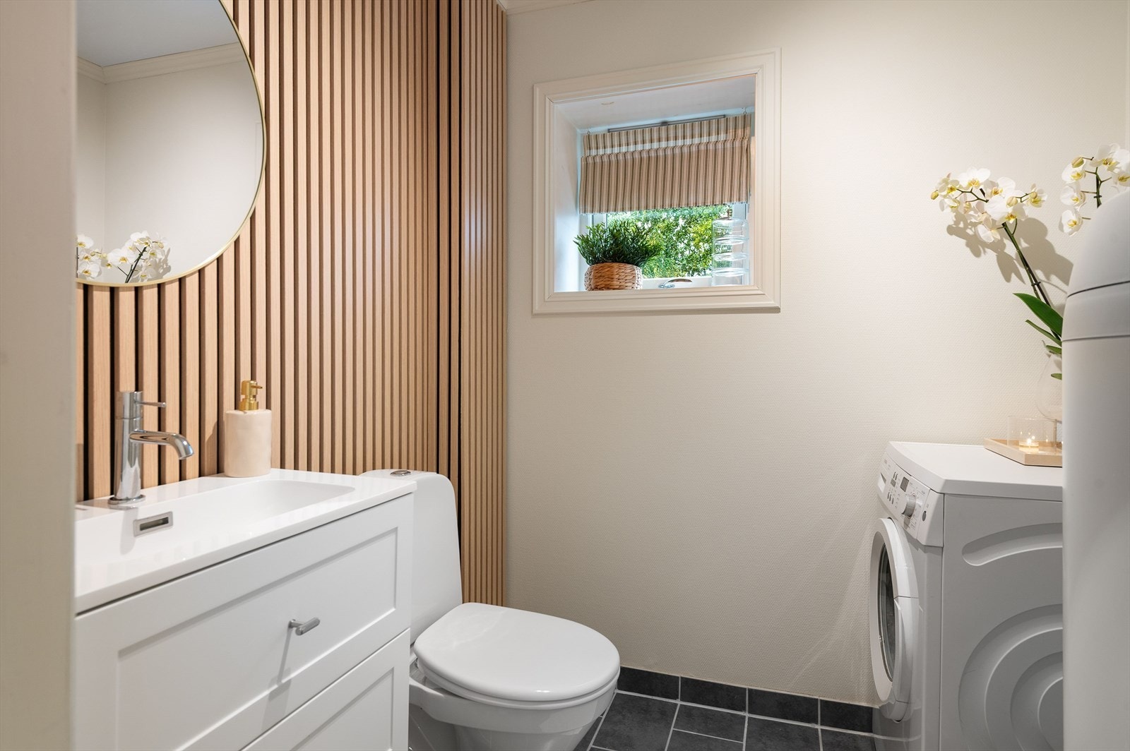 Delikat vaskerom innredet med toalett og vask i porselen. Galleribilde