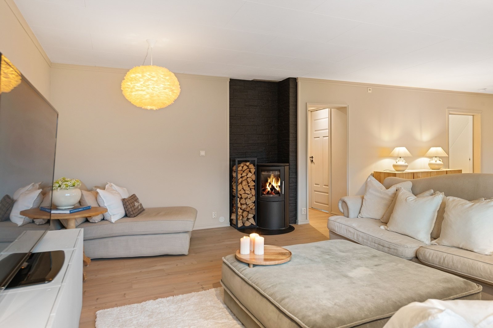 En stue som kombinerer eleganse og hjemmekos. Galleribilde