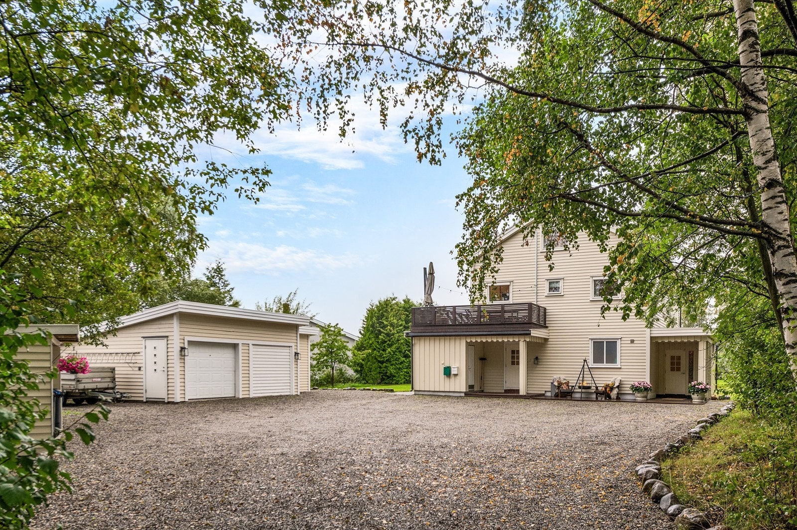 Felles garasje med nabo. Det er gode parkeringsmuligheter utenfor boligen. Galleribilde