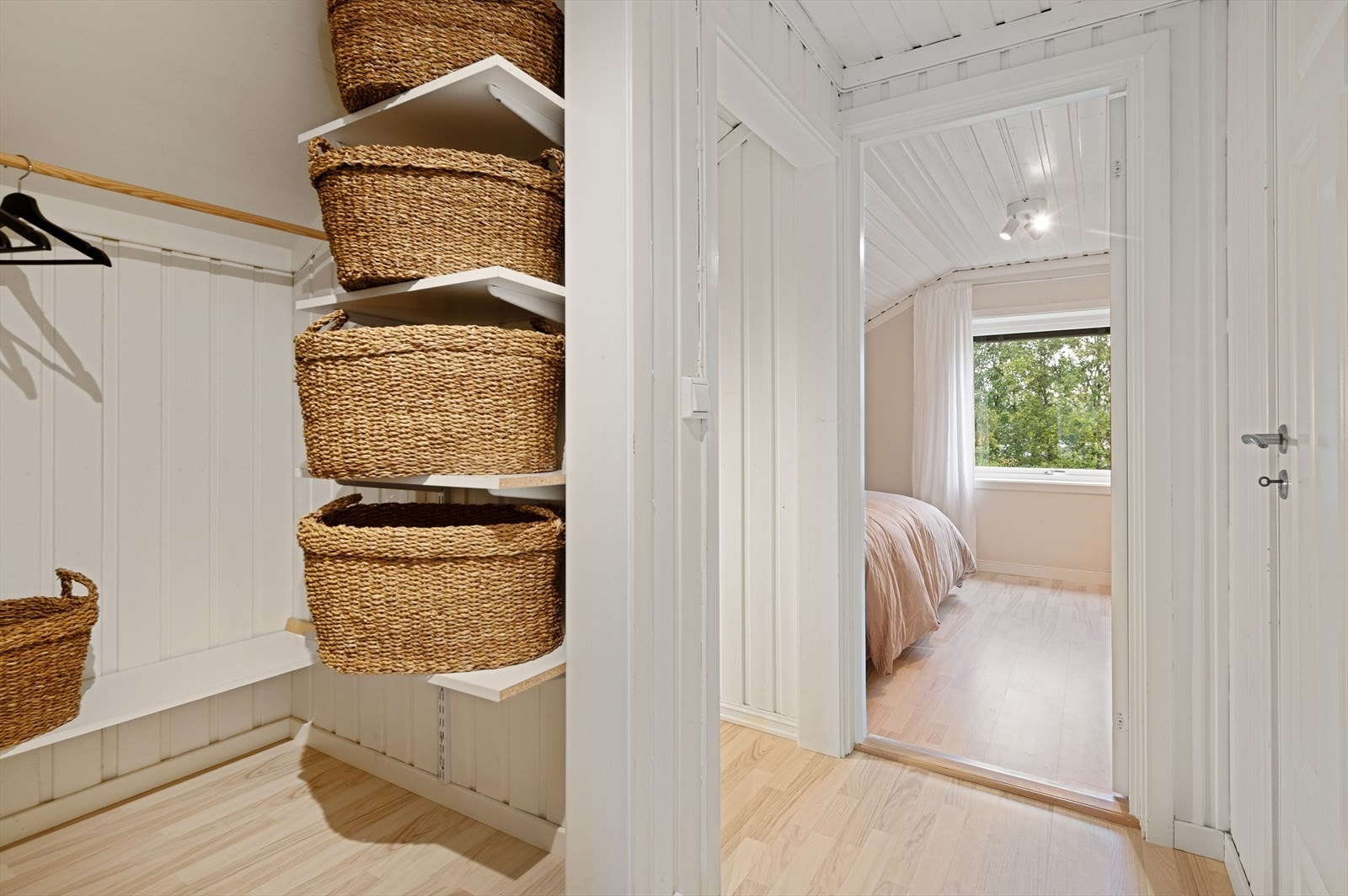 Walk-in closet med god plass til klær og annen oppbevaring. Galleribilde