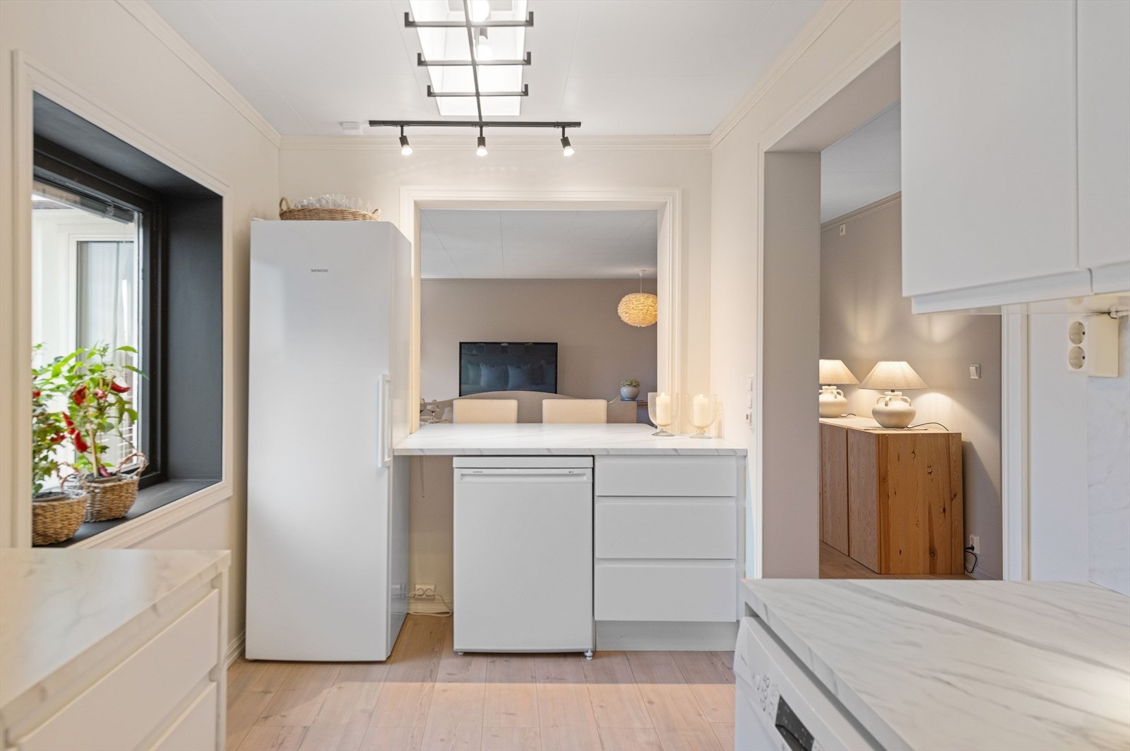 Det er plass til oppvaskmaskin, kjøleskap og fryser. Galleribilde