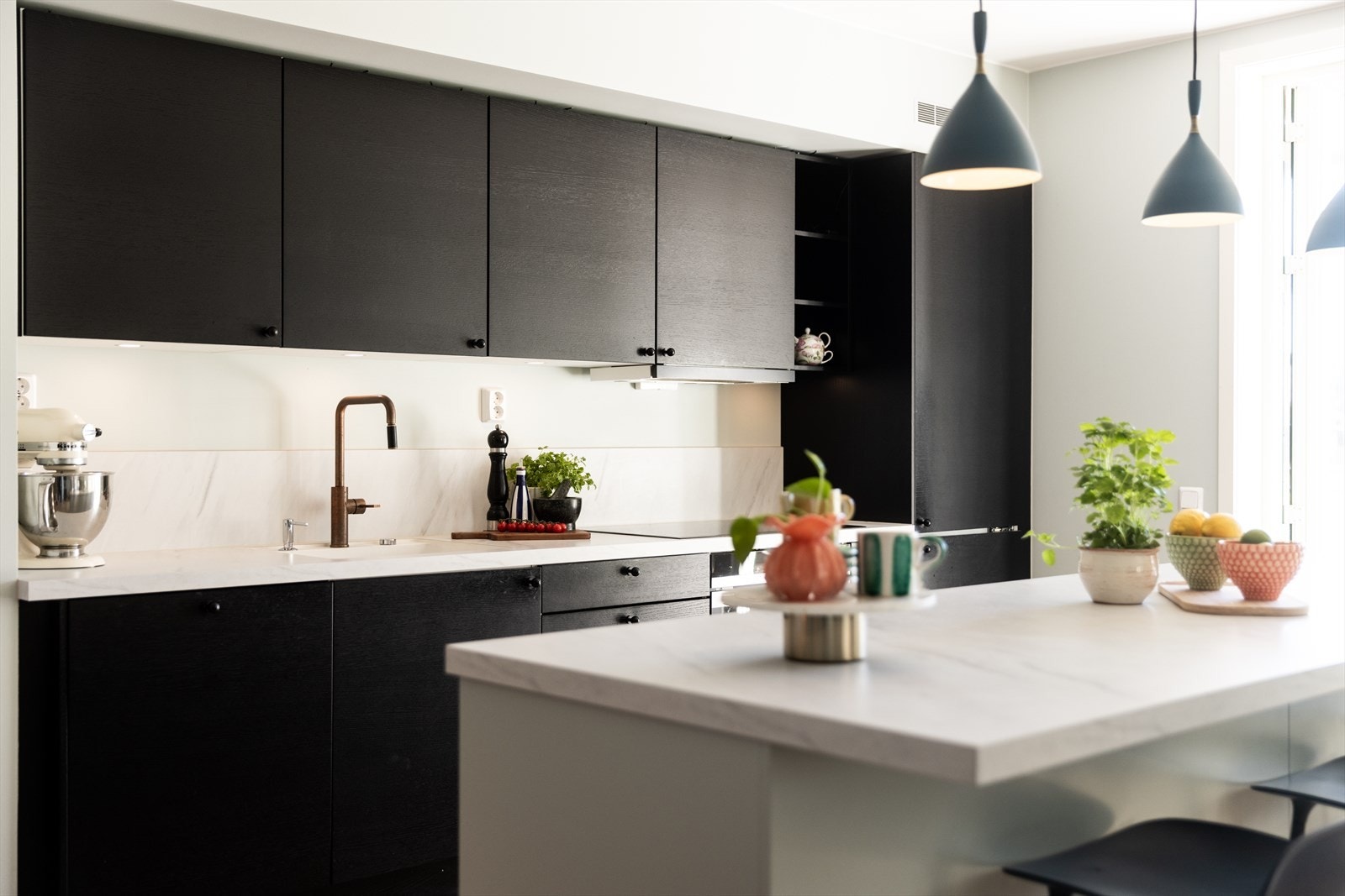 Videre er det integrert komfyr, induksjon platetopp, oppvaskmaskin og kjøl/frys. Galleribilde