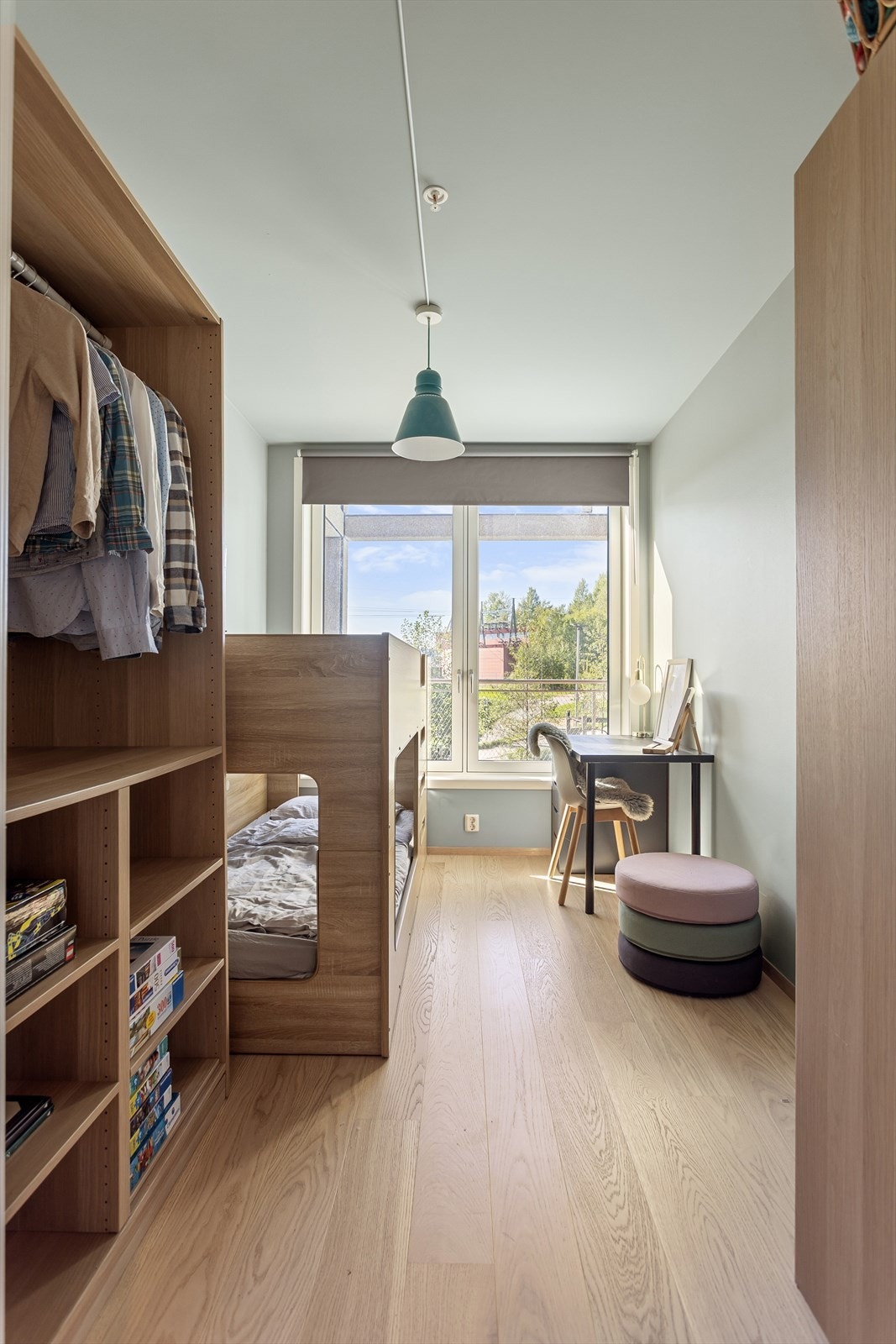 Leilighetens andre soverom har plass til blant annet seng, garderobeløsning og kontorplass. Galleribilde