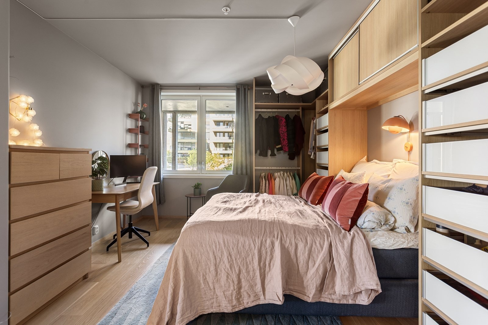 Garderobeløsningen er påkostet og meget praktisk. Det er i tillegg god plass til dobbeltseng, kontorløsning og øvrig møblement etter ønske og behov. Galleribilde