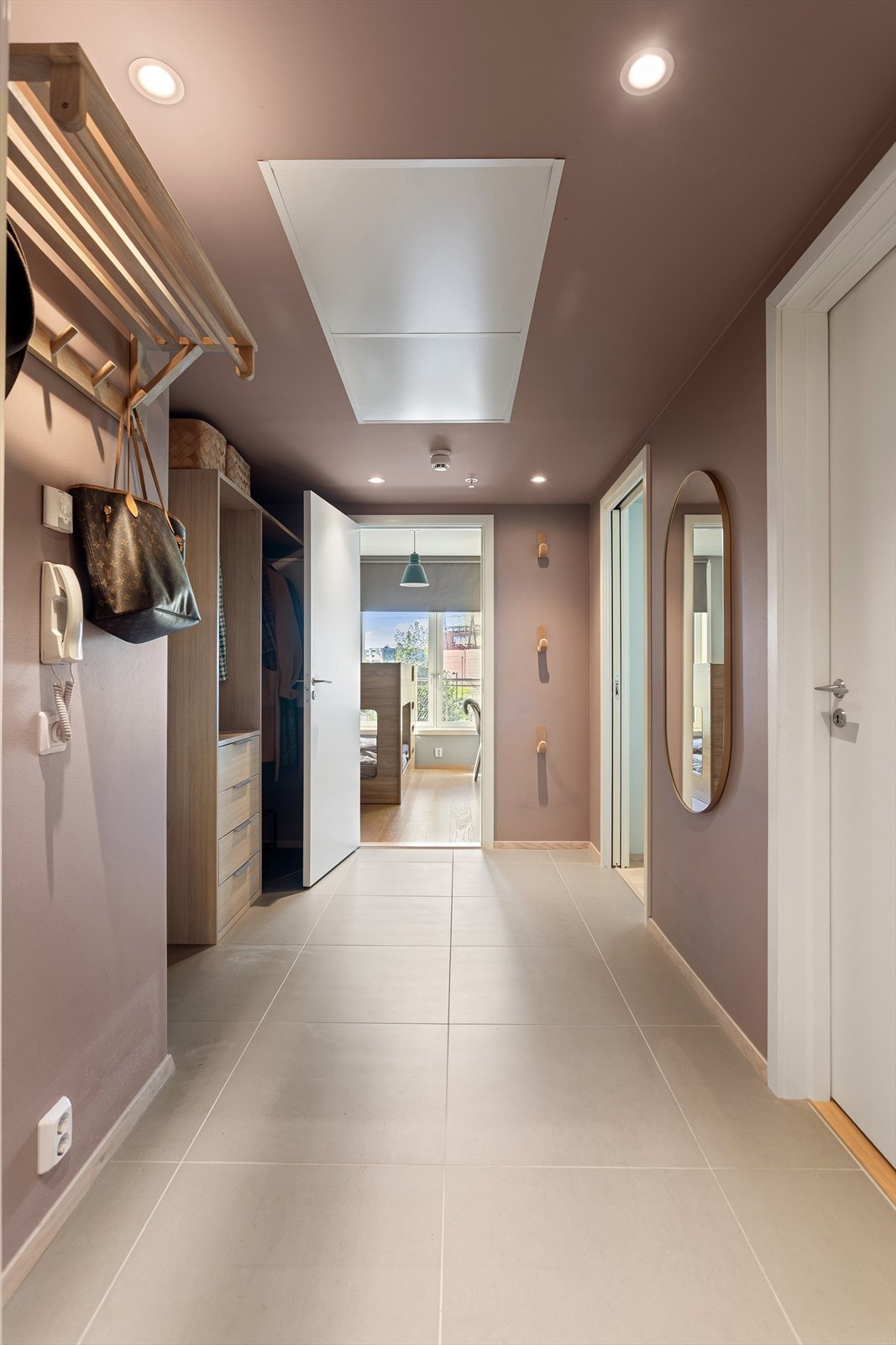 Entréen er av god størrelse, og det er god plass til oppbevaring av sko og yttertøy. Galleribilde