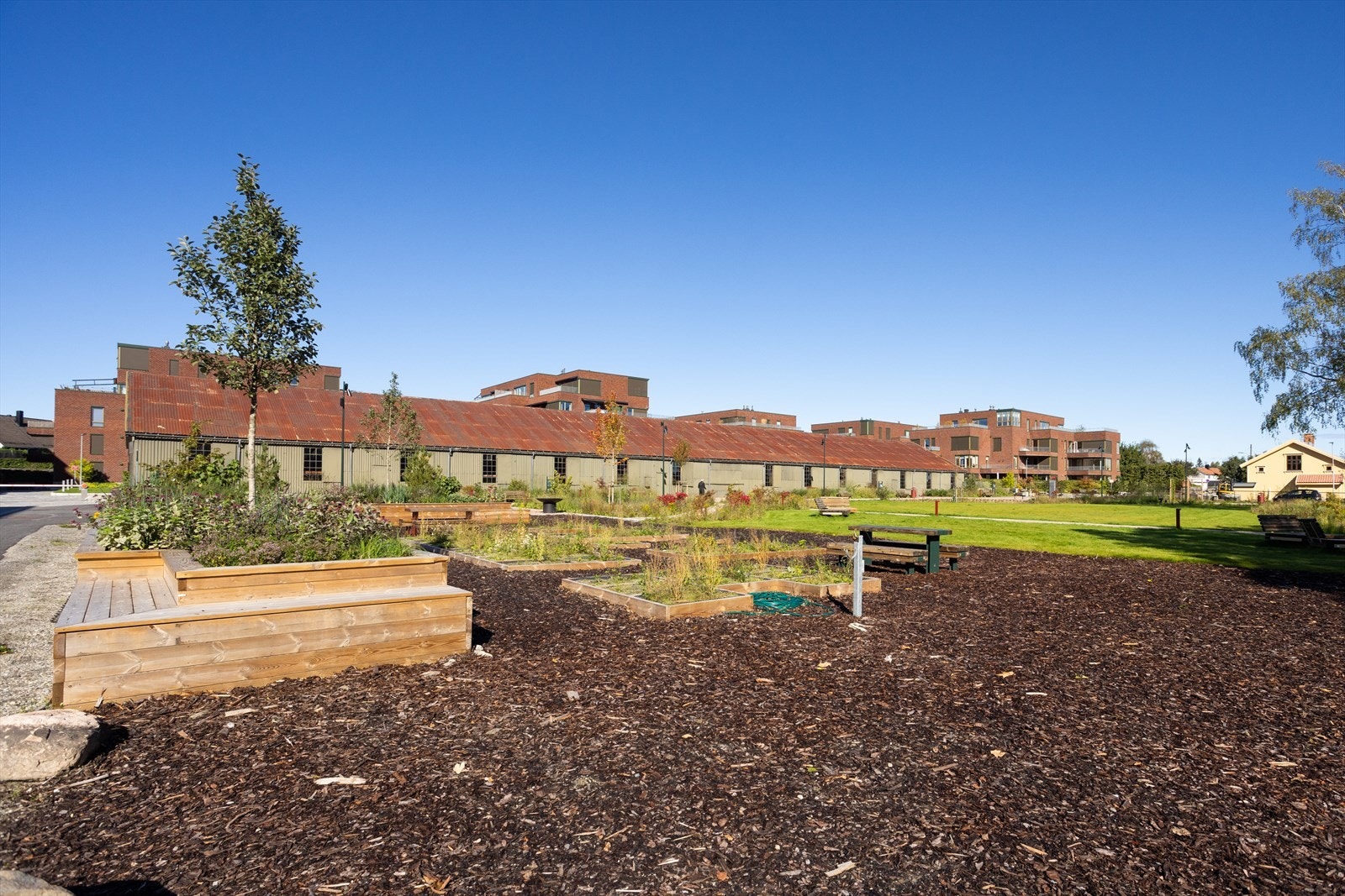 Fellesområdet er pent opparbeidet med grøntarealer, benker, diverse beplantning og steinlagte gangstier. Galleribilde