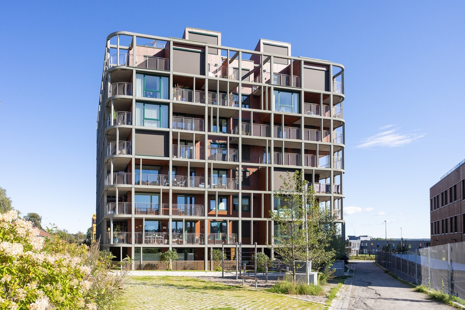 Magasinparken sto ferdig i 2024 med flotte tårnbygg, bilfrie promenader og fellesarealer - her er alt tilrettelagt for et pulserende boligmiljø hvor alle aldre og generasjoner skal trives. Galleribilde