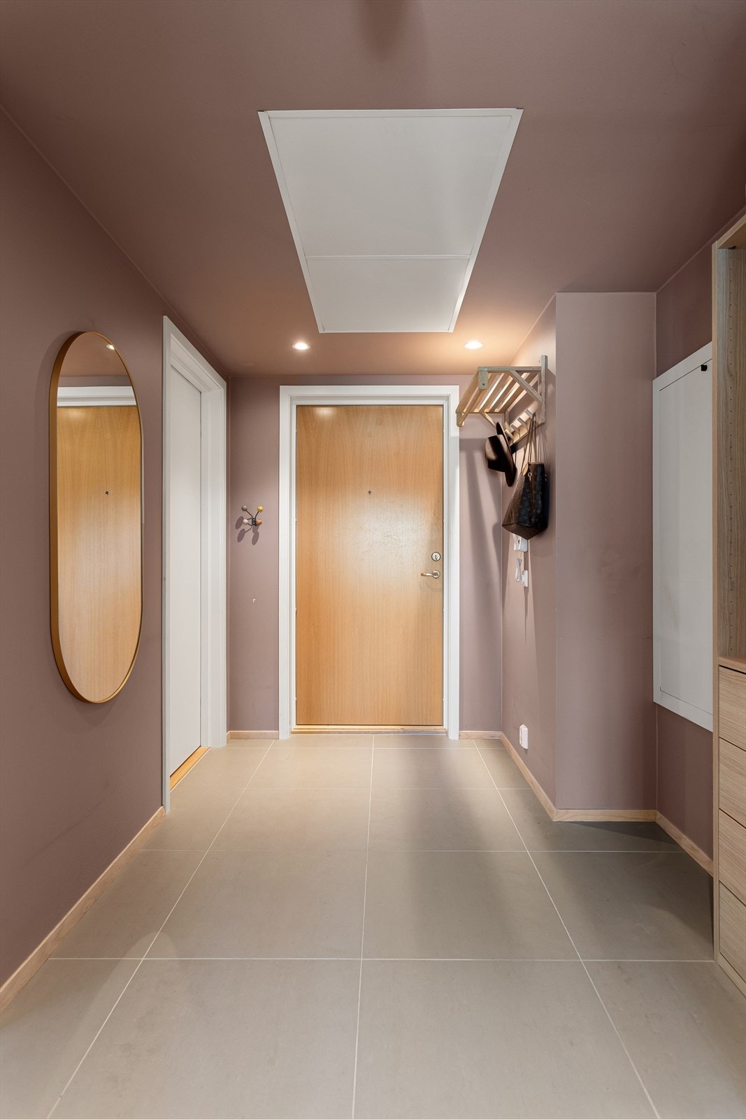 Med leiligheten følger garasjeplass med el-billader. Det er også ekstra lagringsplass i kjellerbod på 5 m². Galleribilde